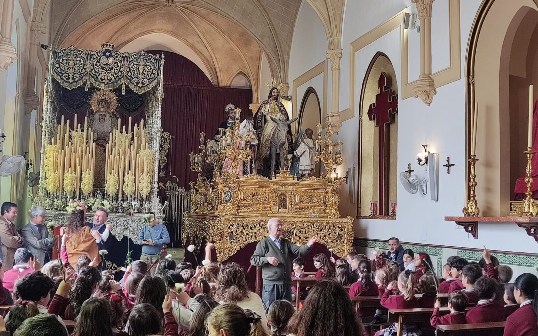Los Titulares de la Hermandad de Jerez reciben flores de los tres colegios de la ciudad